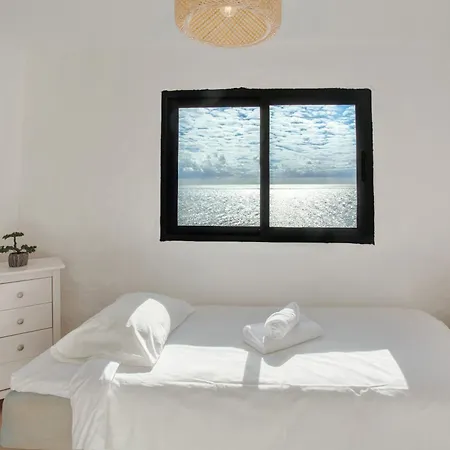 別荘 The Yellow House