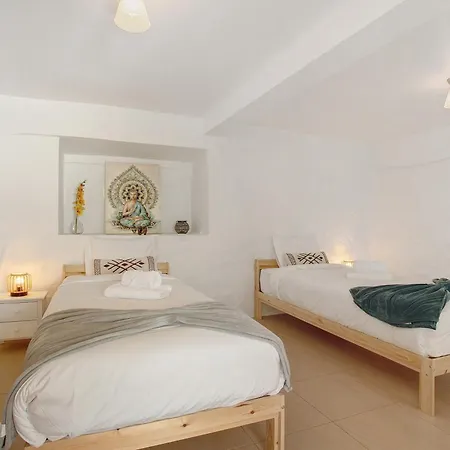 別荘 The Yellow House *