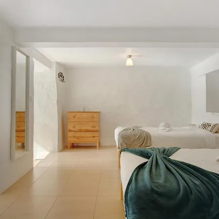 別荘 The Yellow House